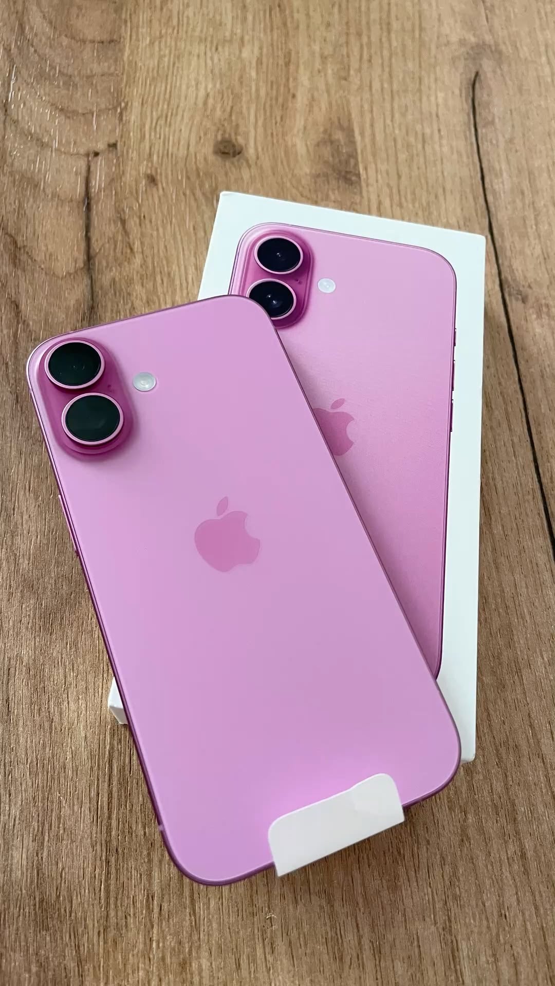 iPhone 16 pink